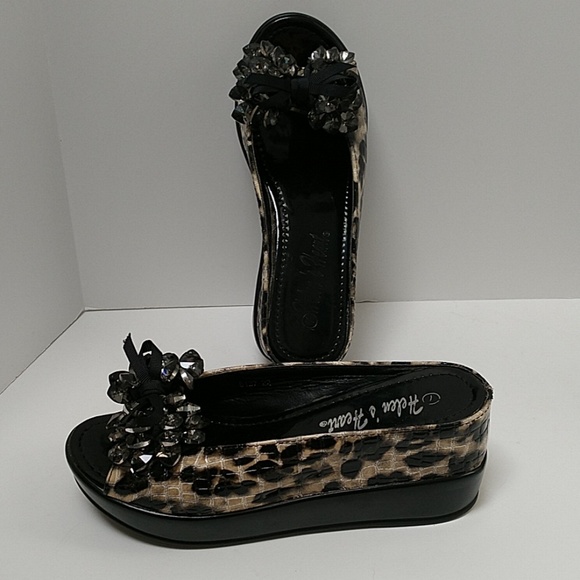 Helen's Heart Shoes - Adorable! Helen's Heart Animal print wedge slip on